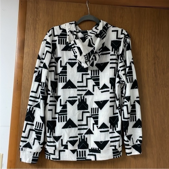 size small Obsessive Love geometric soft black and white fleece - Picture 4 of 5